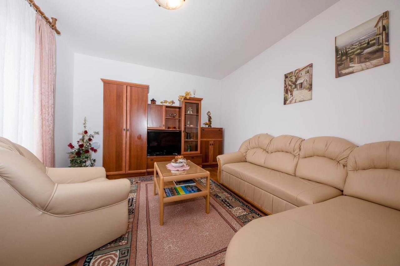 Apartments Scerbe 3103 Mundanije Bagian luar foto