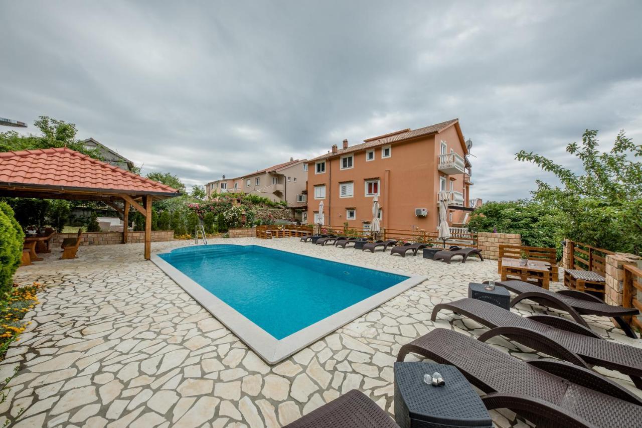 Apartments Scerbe 3103 Mundanije Bagian luar foto